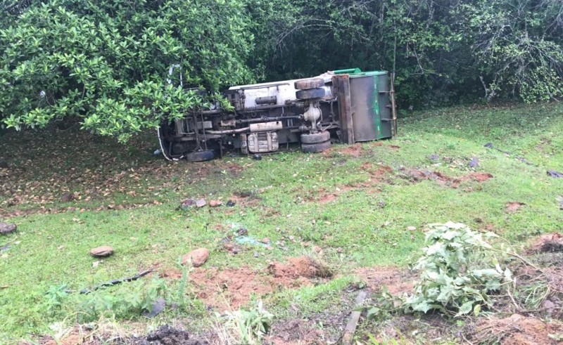 Caminhão tomba em barranco de quase 10 metros de altura