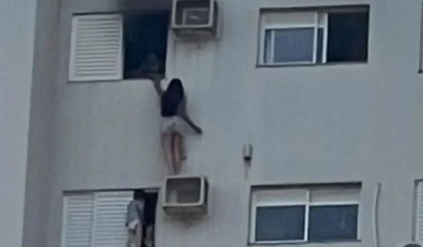 Mulher se pendura em ar-condicionado e tenta salvar mãe e criança de incêndio