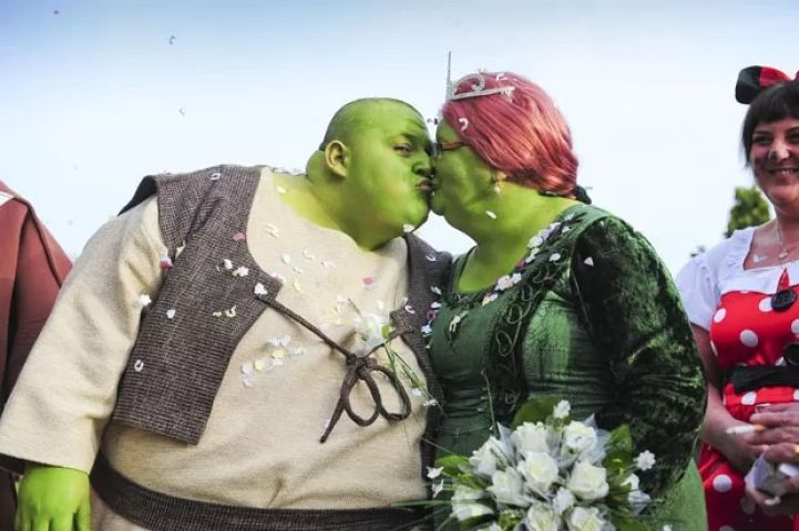Casal britânico inova ao se vestir de Shrek e Princesa Fiona para casamento