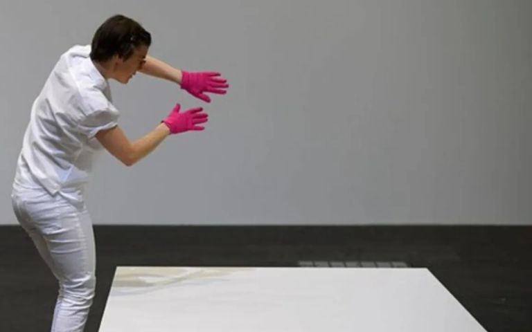 Artista italiano vende escultura invisível por R$ 87 mil e diz ser feita de ar e espírito