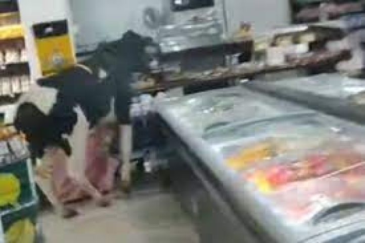 Brasil: boi invade mercado e 'vai atrás do açougueiro'