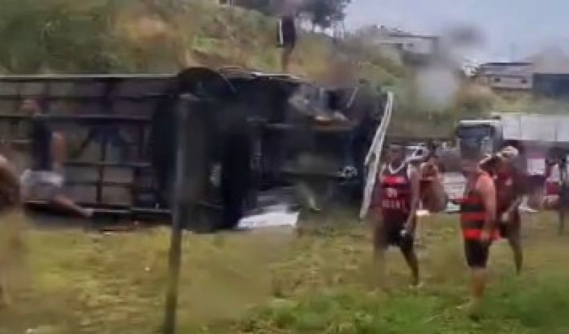 VÍDEO: Ônibus que levava torcedores do Flamengo tomba na rodovia Presidente Dutra; 46 pessoas ficaram feridas