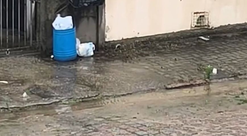(Vídeo) Água começa a verter da calçada no Bairro Santo Antônio de Pádua, em Tubarão