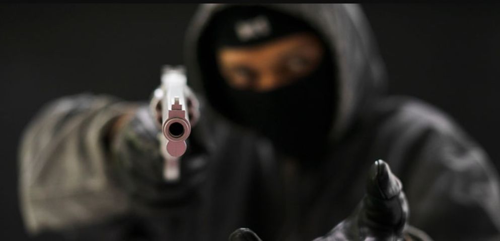 Homem é assaltado ao chegar em casa em Imbituba; criminosos armados tentaram amarrá-lo