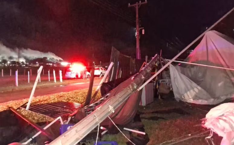 (Vídeo) Temporal com ventos de 95 km/h derruba estrutura de festa universitária em Regente Feijó; uma pessoa morreu