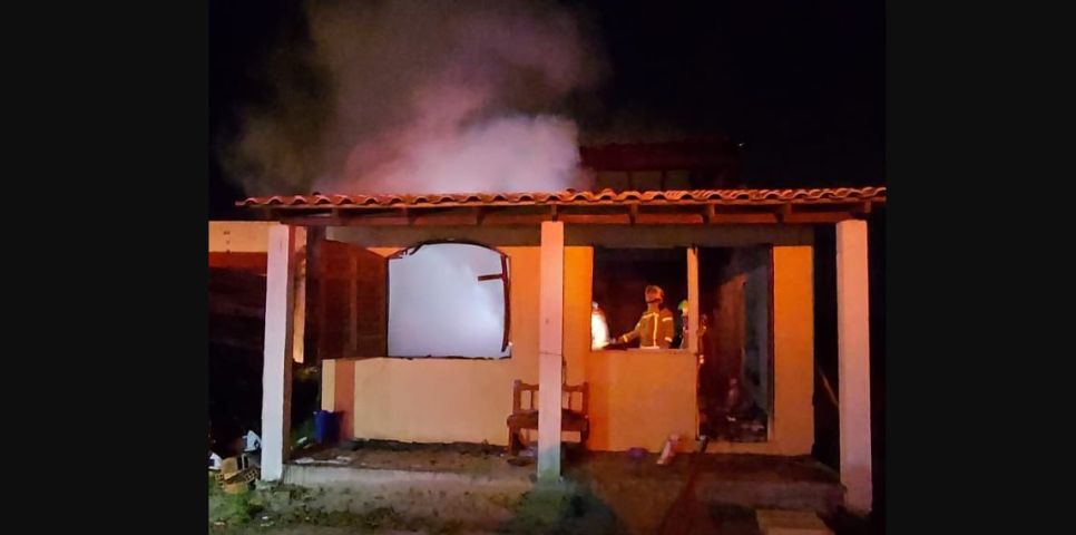 Homem coloca fogo na própria casa após desentendimento com companheira em Jaguaruna