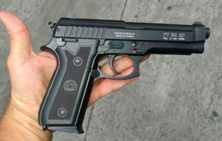 Polícia apreende simulacro de arma e drogas com adolescentes em Braço do Norte