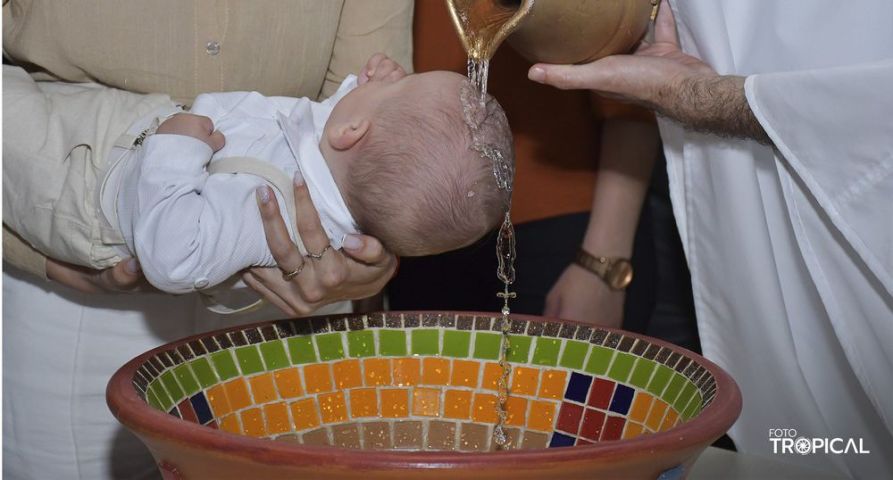 Foto viraliza após imagem de terço se formar em água de batismo em SC