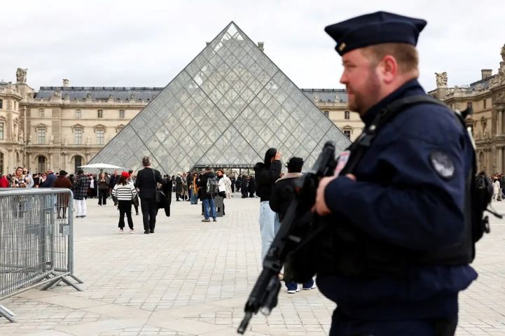 Mundo: senha do sistema de segurança do Museu do Louvre era LOUVRE