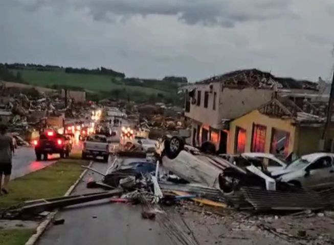 VÍDEO: Tornado provoca destruição em cidade no Paraná