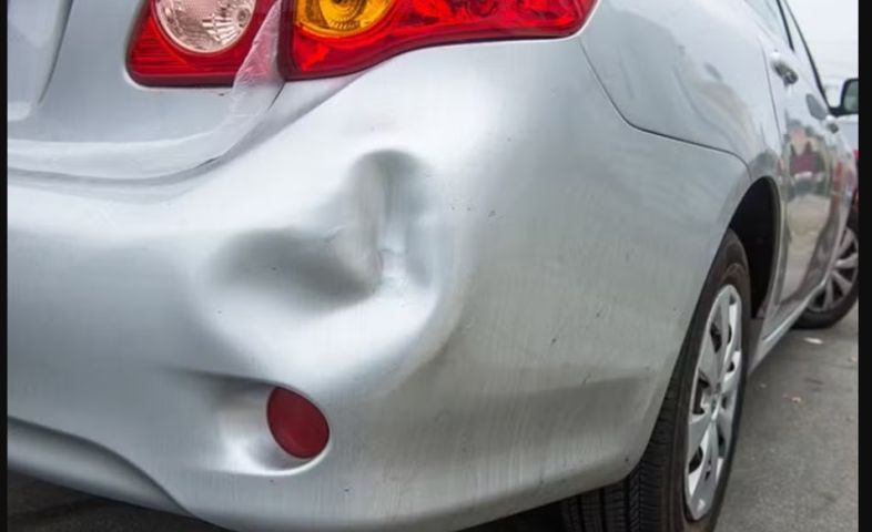 Homem usa pé de cabra para quebrar carro da ex após não aceitar fim do relacionamento em Laguna