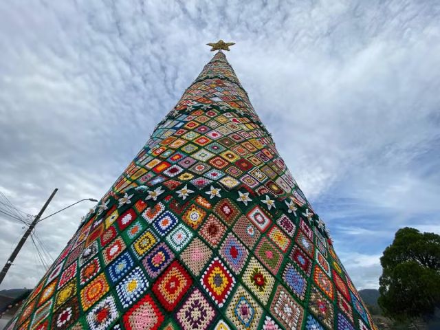 Mulheres criam árvore de Natal gigante de crochê com 12 metros em SC