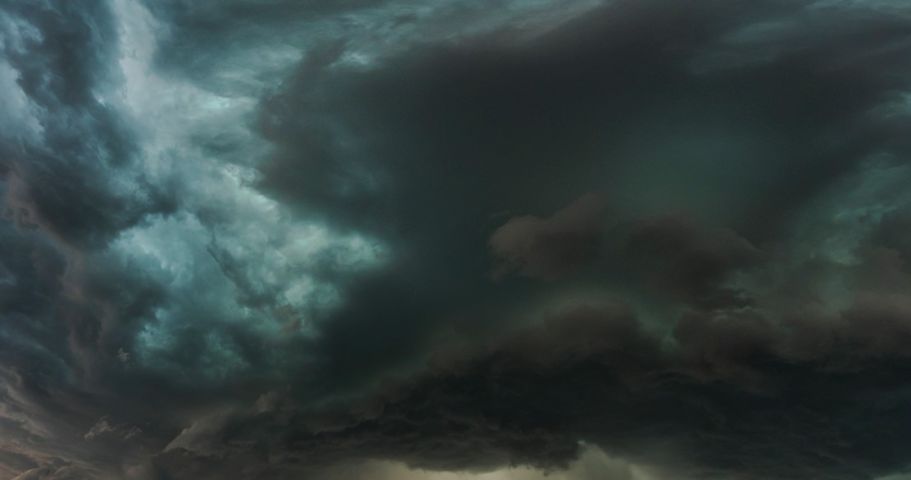 Inmet emite 'alerta vermelho' para tempestades com ventos acima de 100 km/h em SC