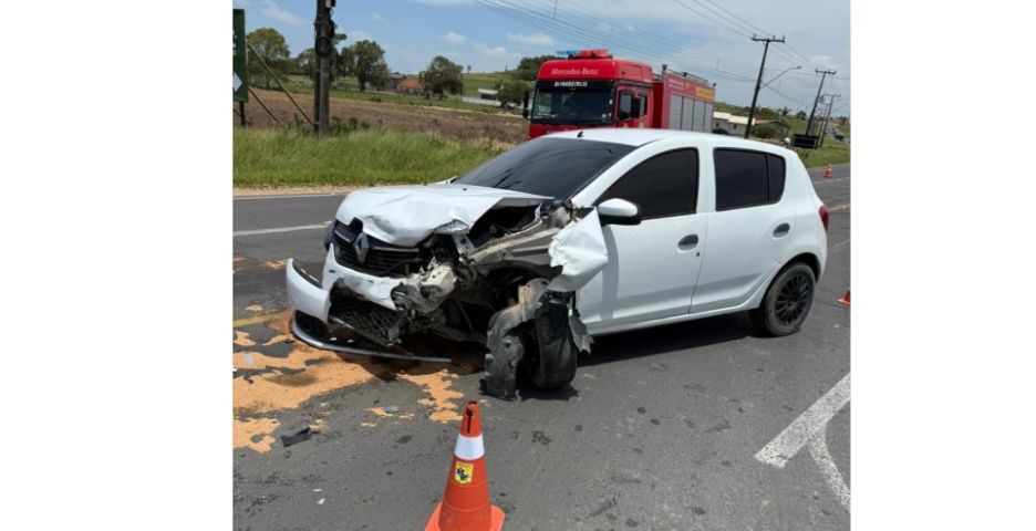 Colisão entre dois carros deixa quatro pessoas feridas na SC-100, em Jaguaruna