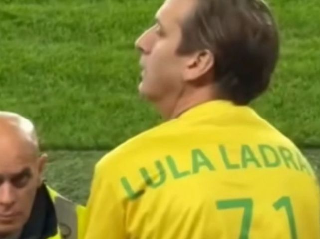 (Vídeo) 'Lula Ladrão': tubaronense que mora na Inglaterra vai a jogo da Seleção com camisa polêmica e viraliza