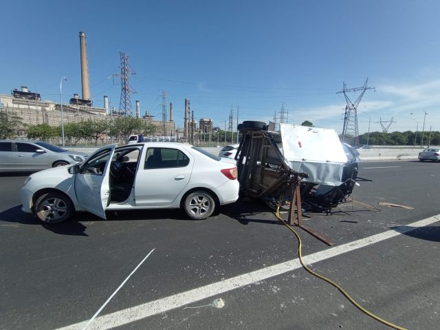Cavalo fica preso após acidente com reboque na BR-101 em Capivari de Baixo; idoso não se feriu