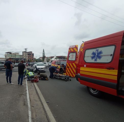 Colisão entre carro e motocicleta deixa mulher ferida no bairro Humaitá de Cima, em Tubarão