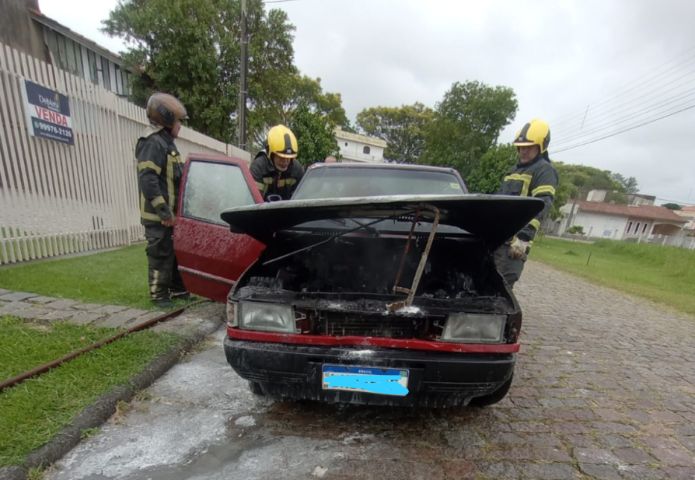 Princípio de incêndio destrói parte de veículo no Bairro Revoredo, em Tubarão