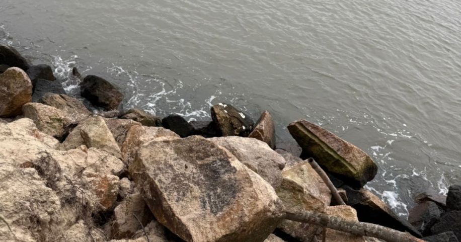 Criança de 11 anos fica presa sob pedra na Barra do Camacho, em Jaguaruna