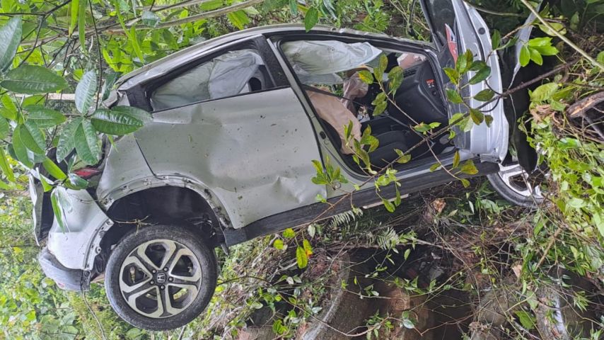 Veículo capota após sair da pista na SC-108 em São Ludgero