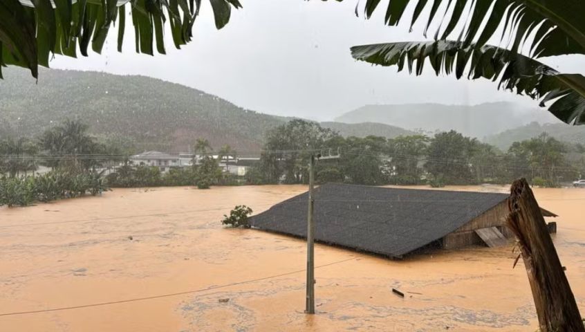 (Vídeo) Seis cidades de SC decretam emergência após chuvas deixarem casas debaixo d'água
