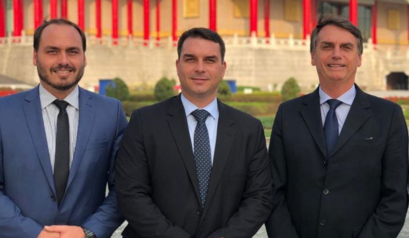 Carlos e Flávio visitam Bolsonaro na PF nesta terça (25) após confirmação da prisão preventiva