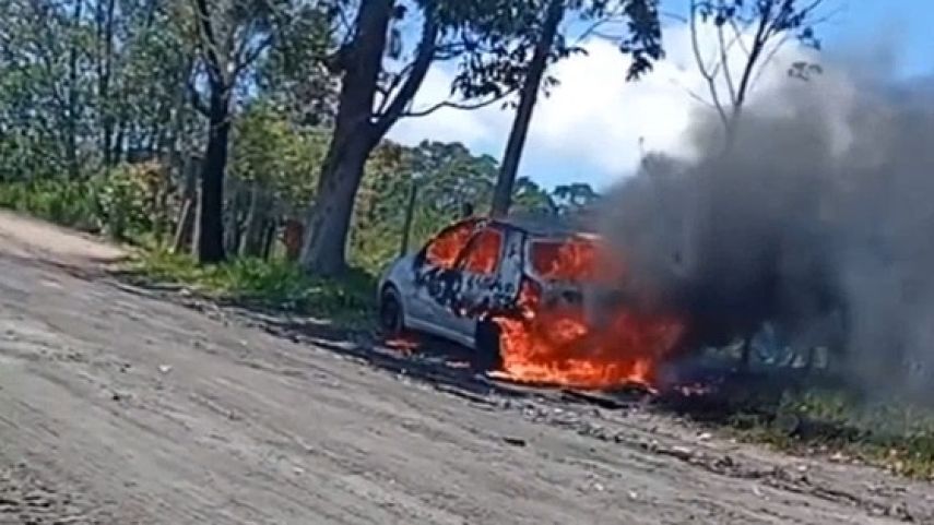 VÍDEO: Veículo pega fogo em Pescaria Brava; motorista dormia dentro do carro quando as chamas iniciaram