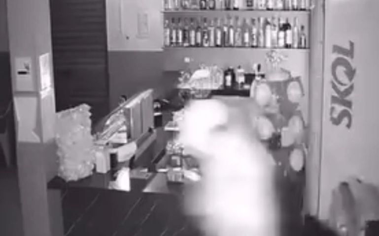 (Vídeo) Homens invadem bar durante a madrugada para furtar bebidas e cigarros em Tubarão