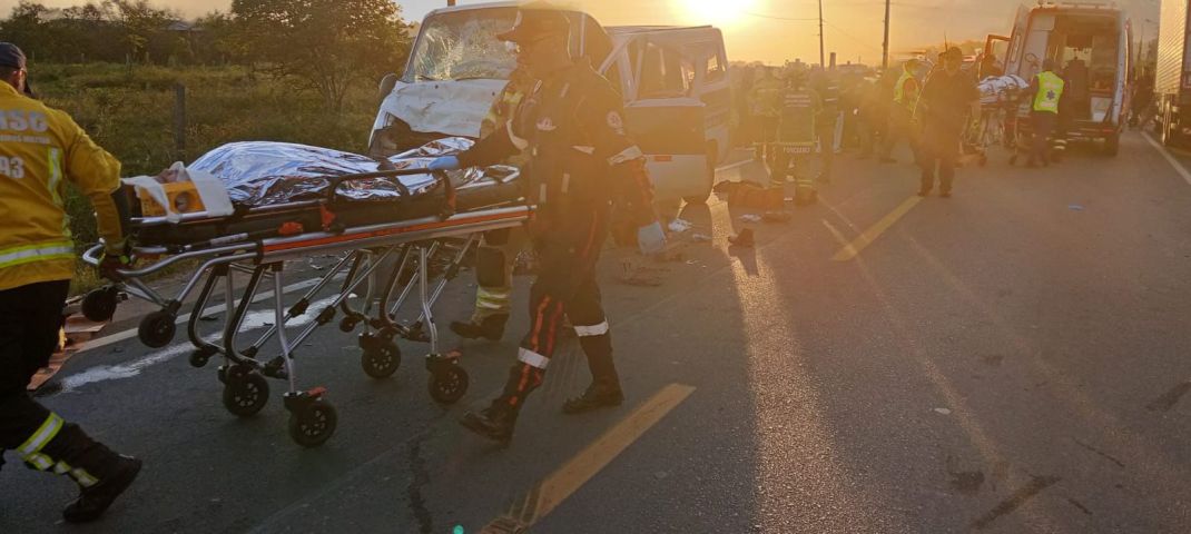 Van de Tubarão se envolve em colisão frontal com caminhão em Morro da Fumaça; quatro ficam feridos