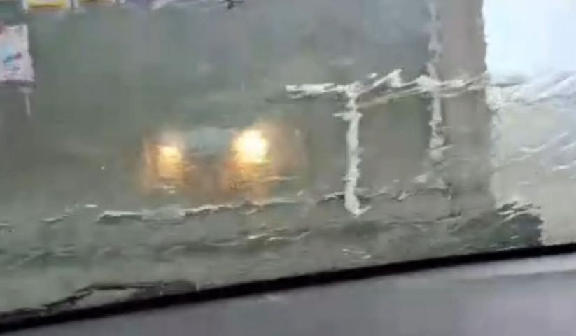 (Vídeo) AGORA: Granizo intenso por cinco minutos surpreende moradores em Pescaria Brava