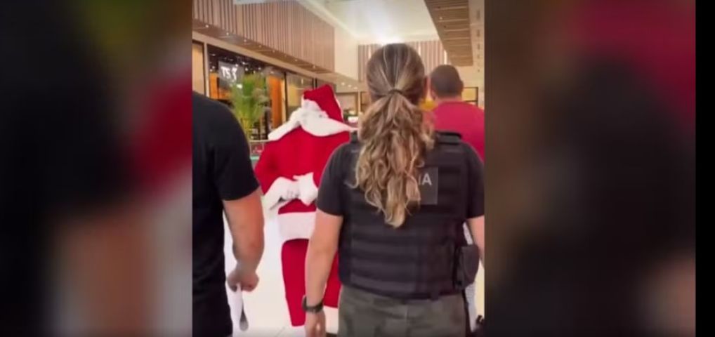 (Vídeo) Em SC: Homem vestido de Papai Noel em shopping é preso por estupro de vulnerável 