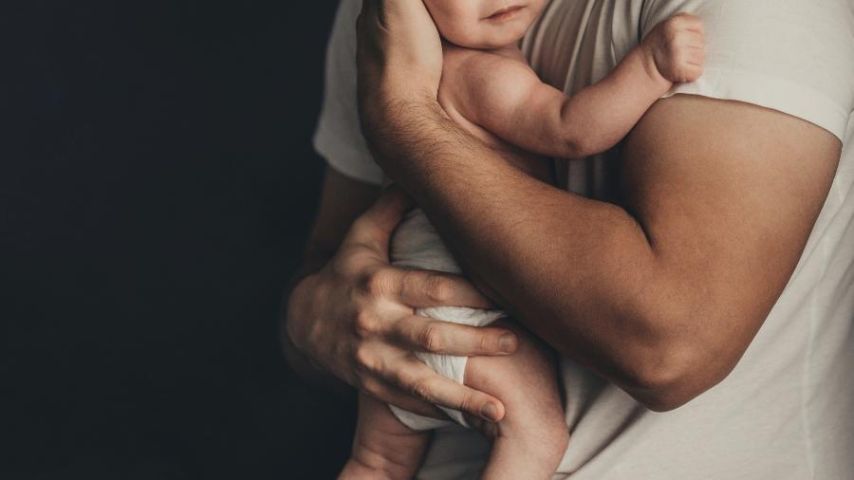 Licença-paternidade de 20 dias trava no Senado e discussão é sobre quem paga a conta