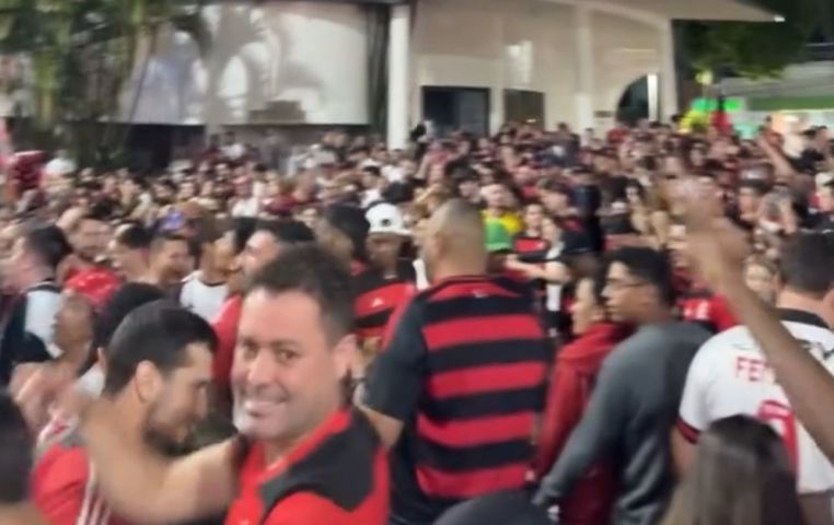 (Vídeo) Torcedores do Flamengo tomam o Centro de Tubarão para comemorar o tetra