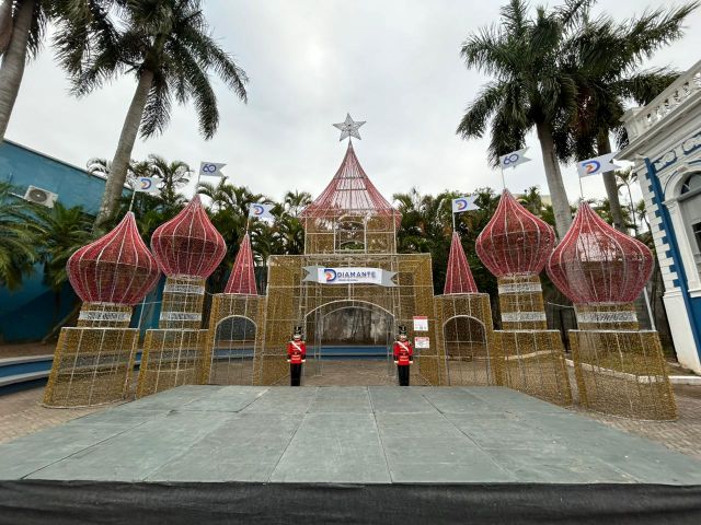 Acendimento do Castelo Diamante marca início do Natal Tubarão Luz 2025 neste domingo (30)