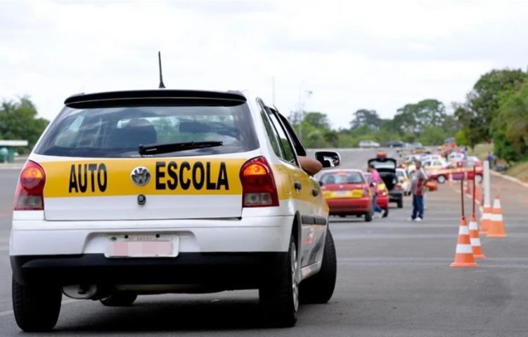 Contran acaba com obrigatoriedade de aulas em autoescolas para tirar CNH