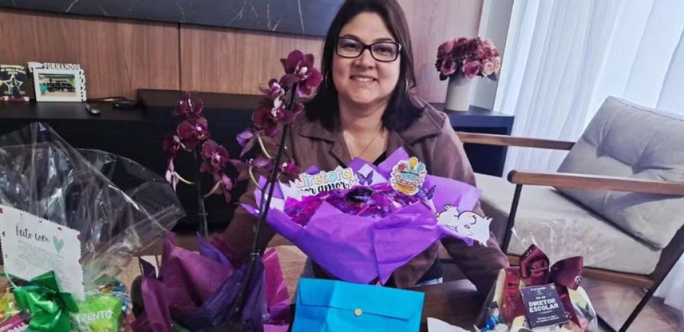 (Vídeo) Em SC: Alunos simulam briga e surpreendem diretora com homenagem