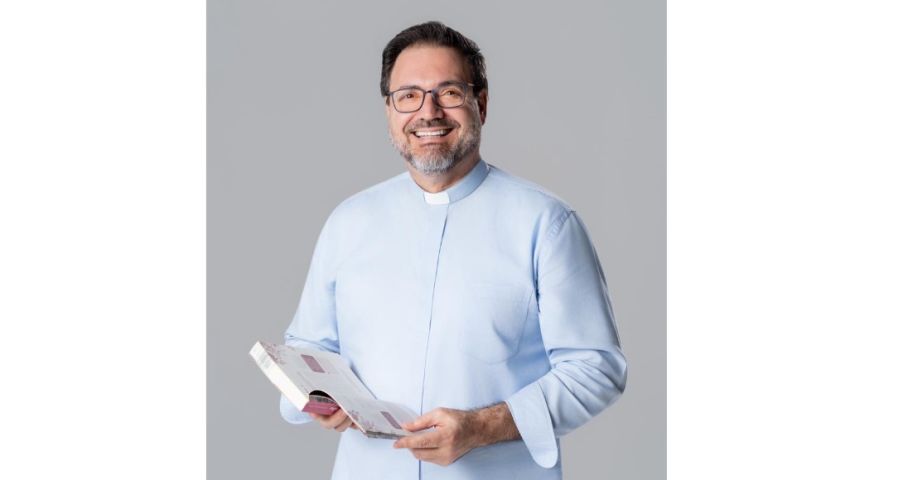 Padre Edison lança 'Pétalas preciosas de Santa Teresinha', livro de orações diárias