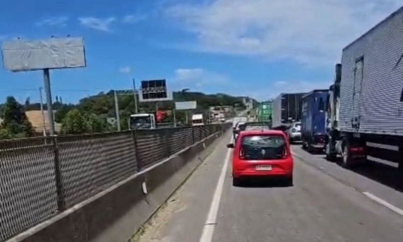 Lentidão na BR-101 em Capivari de Baixo é registrada no sentido Sul–Norte por causa de obras