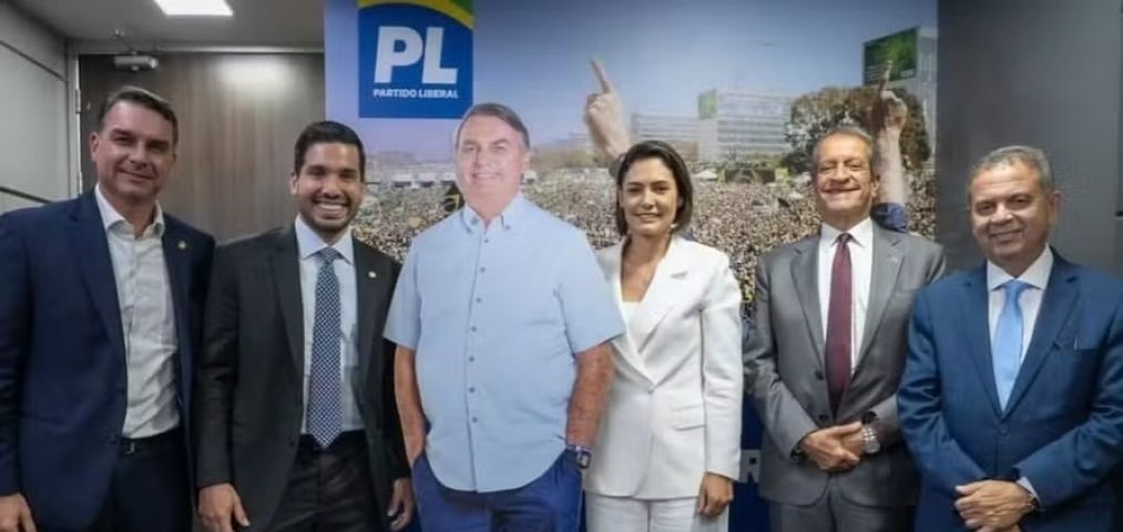 PL aposta em boneco de papelão de Bolsonaro na campanha eleitoral de 2026