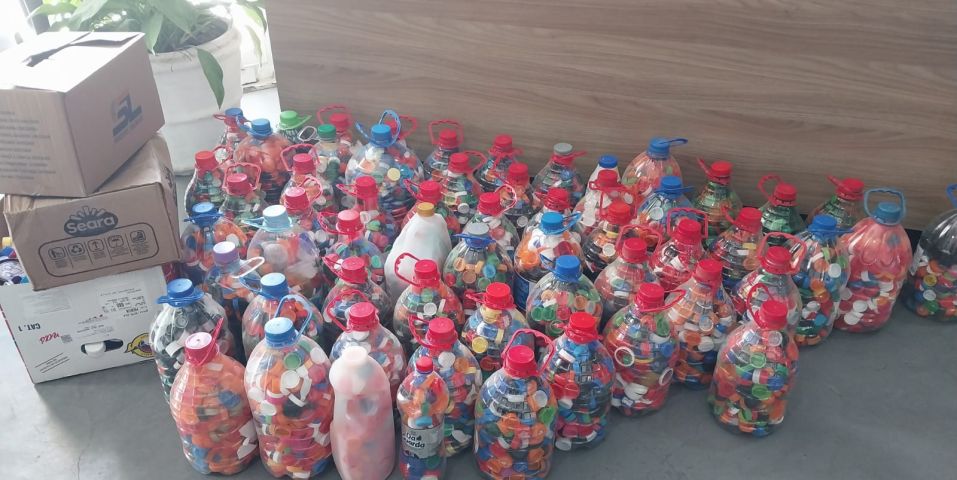 Projeto Vivah doa mais de 30 mil tampinhas plásticas a Apae de Tubarão