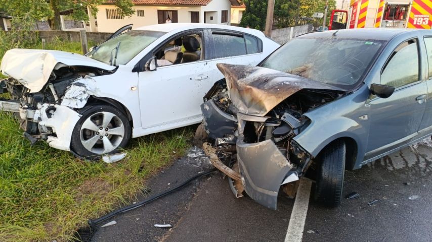 Colisão frontal entre dois carros deixa feridos em Morro da Fumaça