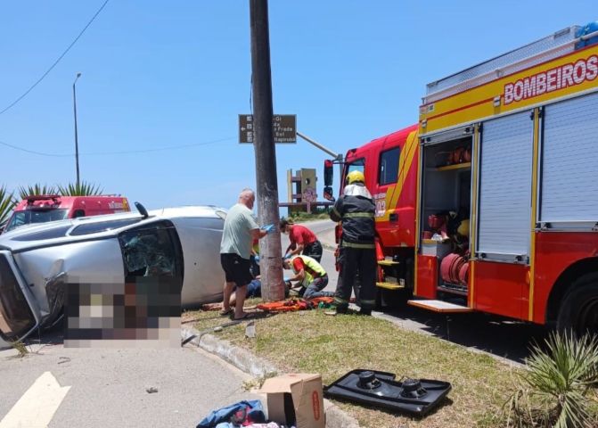 Capotamento em Laguna mata mulher e deixa homem gravemente ferido