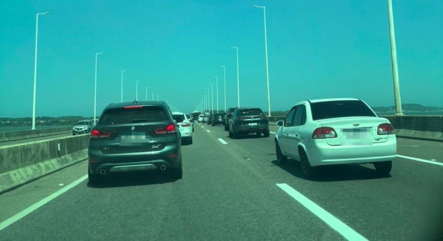 Obras na BR-101 causam filas na Ponte Anita Garibaldi neste sábado (6)