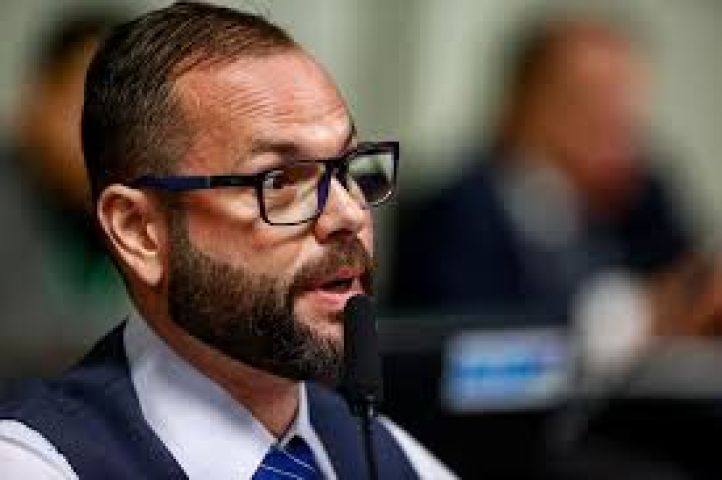 Senador Jorge Seif paga R$ 31 mil a ex-diarista que nunca foi vista no gabinete do senador