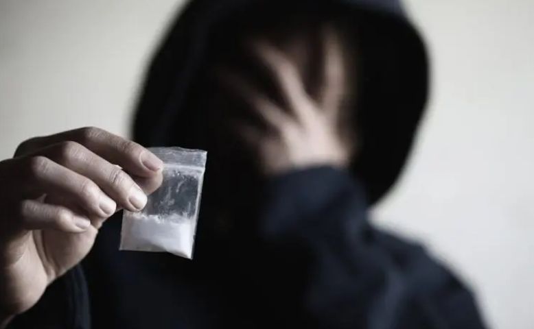 Jovem é preso com maconha e cocaína em condomínio de Tubarão