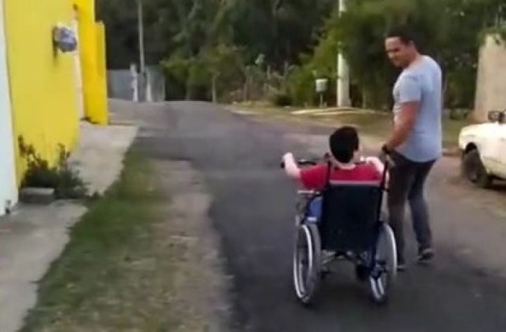 Pai adapta cadeira de rodas a bicicleta para filho e vídeo emociona