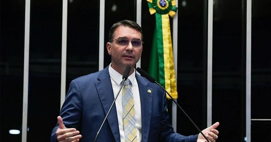 'Eu tenho um preço para isso': Flávio Bolsonaro admite que pode abandonar candidatura
