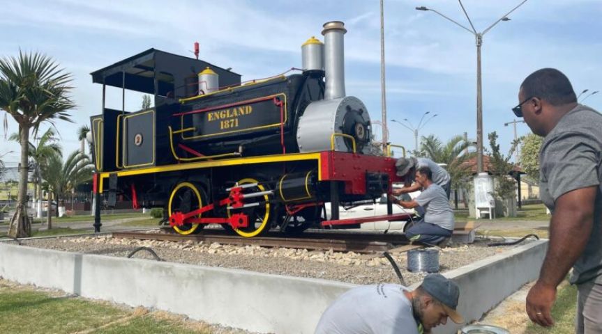 Locomotiva histórica está em exposição na Praça da Bandeira