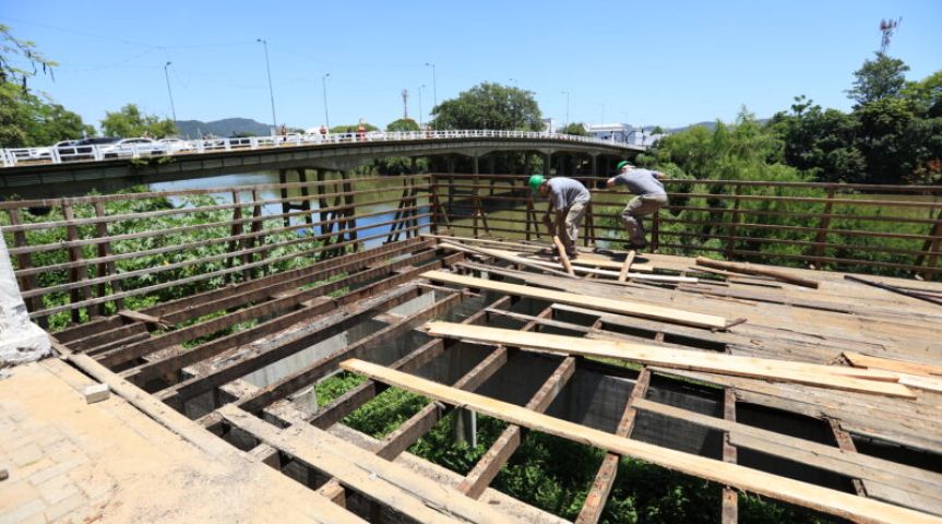 Começa a reforma do deck às margens do rio Tubarão