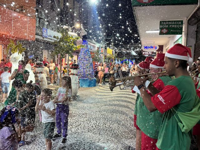 Espetáculo de neve encanta público no Centro durante o Natal Tubarão Luz